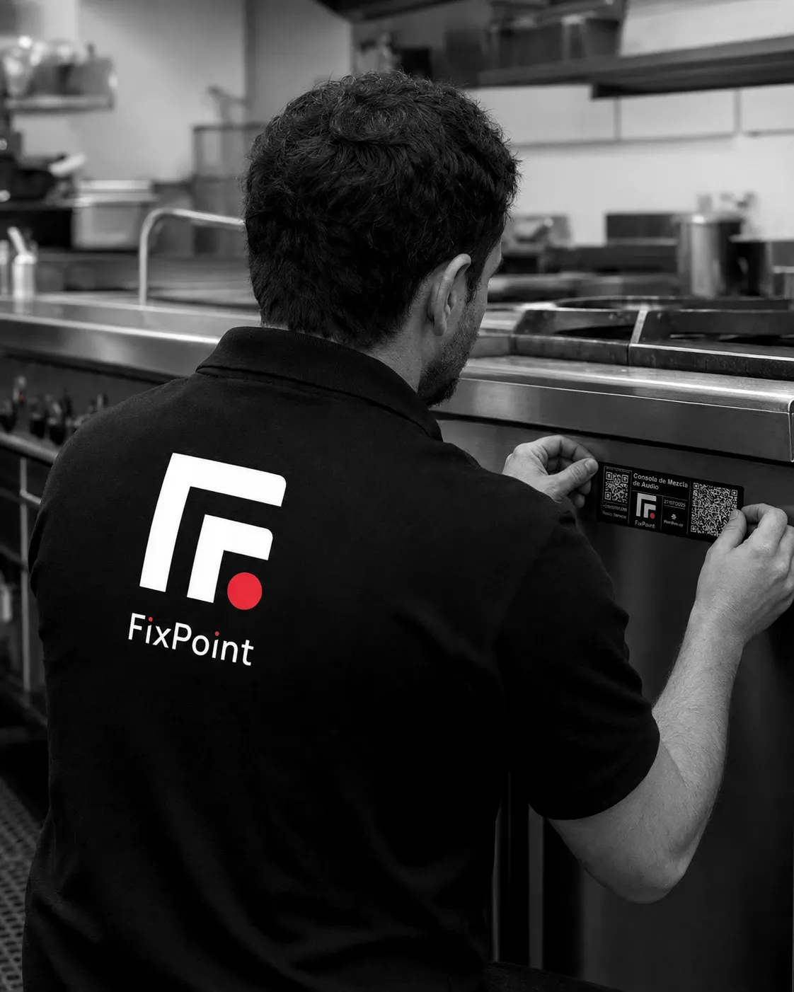 Técnico de FixPoint colocando la etiqueta de registro con código QR sobre un equipo de cocina
