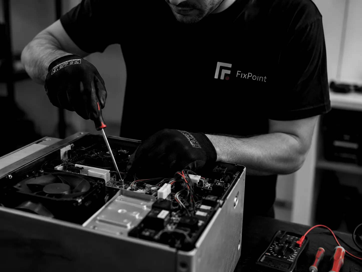 Técnico de FixPoint reparando la placa electrónica de un equipo sobre el banco de taller