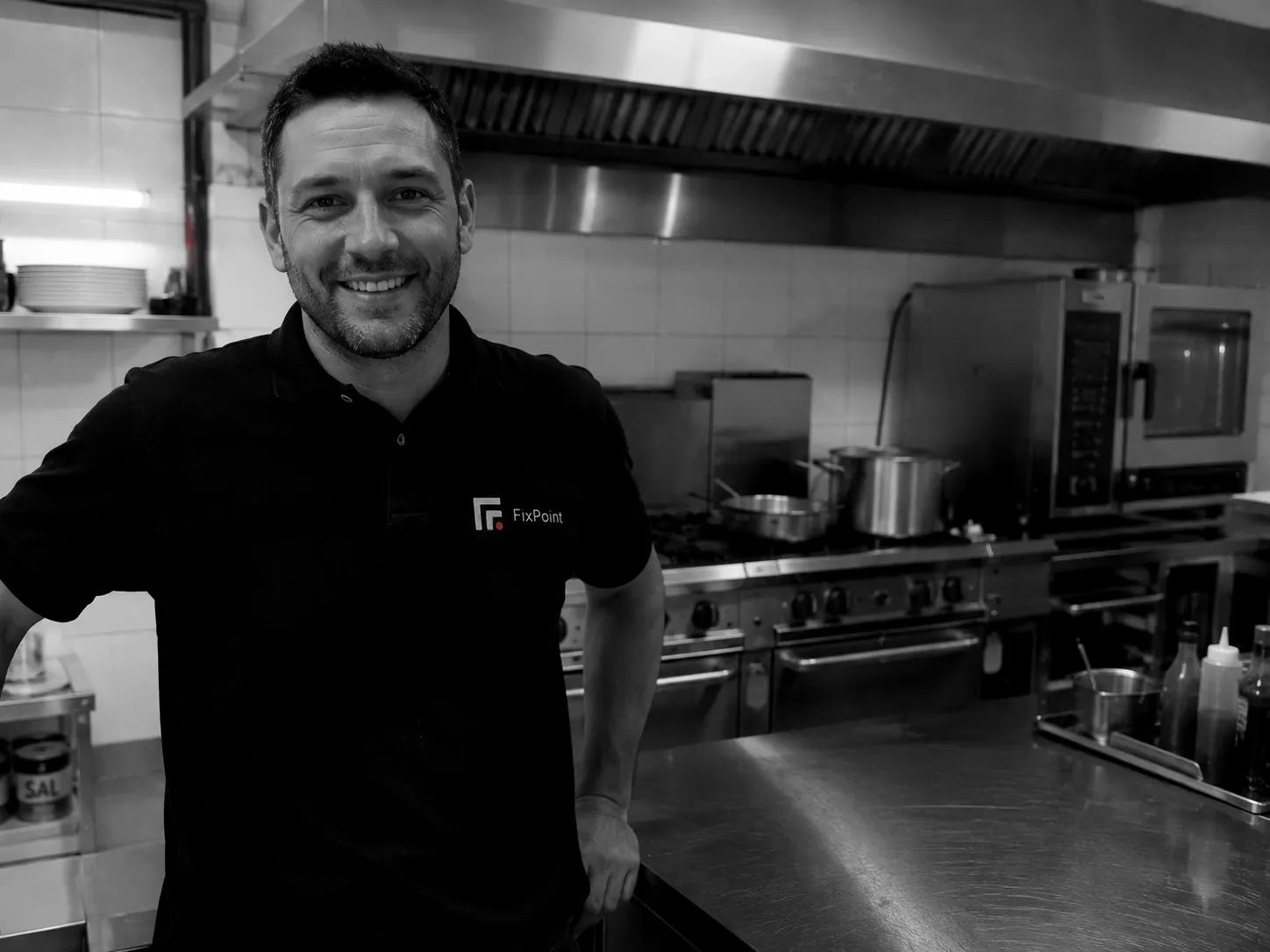 Técnico de FixPoint apoyado en la mesada de una cocina industrial